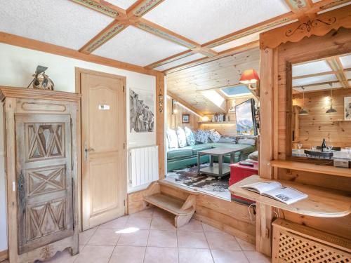 ein Zimmer mit einem Tisch und einer Bank in einem Haus in der Unterkunft Appartement Chamonix-Mont-Blanc, 3 pièces, 4 personnes - FR-1-343-167 in Chamonix-Mont-Blanc