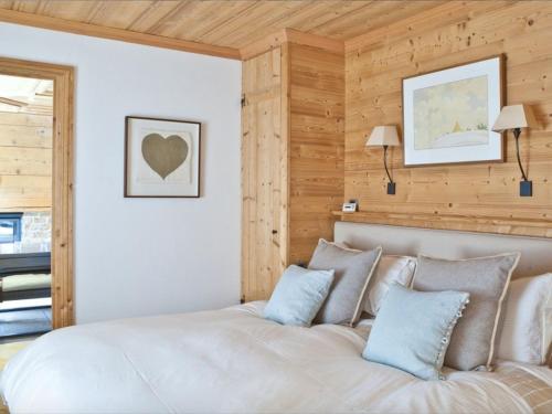um quarto com uma cama grande e paredes de madeira em Appartement Argentière, 4 pièces, 6 personnes - FR-1-343-192 em Chamonix-Mont-Blanc