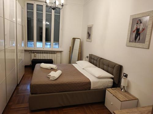 sypialnia z łóżkiem z dwoma ręcznikami w obiekcie Edo's apartment w Mediolanie