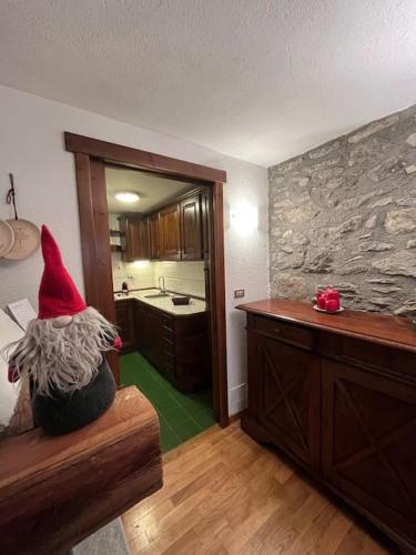 una habitación con un sombrero de Santa sentado en un banco en refuge du skieur cir 0051 en Courmayeur