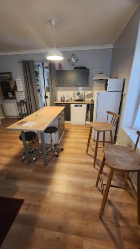 eine Küche mit einem Tisch und Stühlen im Zimmer in der Unterkunft Artistique in Sillé-le-Guillaume