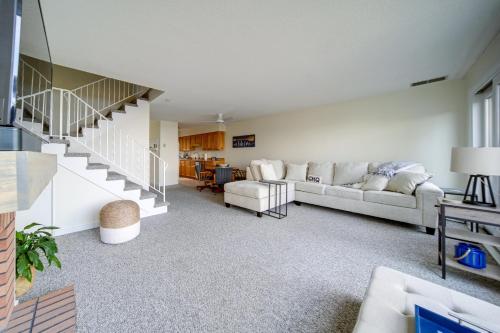 Χώρος καθιστικού στο Lakeside Retreat in Dewittville with Pool Access!