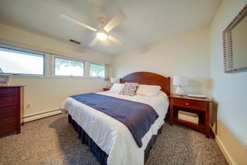 Säng eller sängar i ett rum på Lakeside Retreat in Dewittville with Pool Access!