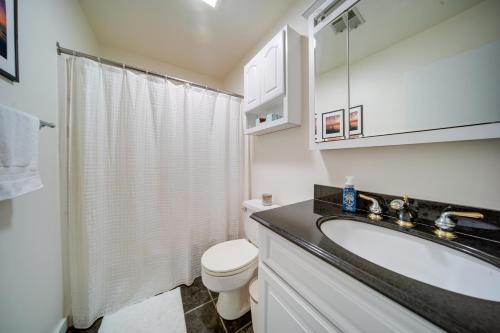 Ένα μπάνιο στο Lakeside Retreat in Dewittville with Pool Access!