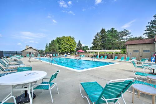 Πισίνα στο ή κοντά στο Lakeside Retreat in Dewittville with Pool Access!