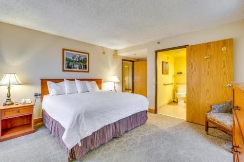 een slaapkamer met een groot bed en een badkamer bij Crested Butte Condo with Indoor and Outdoor Pools! in Crested Butte