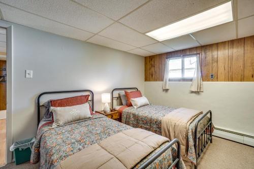 een slaapkamer met 2 bedden en een raam erin bij Laramie Vacation Rental 3 Mi to Downtown! in Laramie