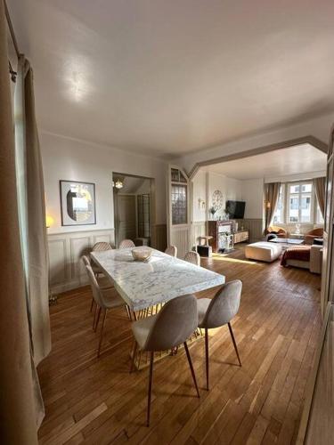 - un salon avec une table à manger et des chaises dans l'établissement Luxueuse maison Hypercentre Dieppe, à Dieppe