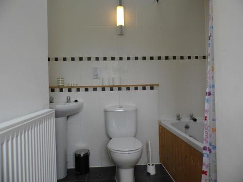 Bathroom sa Granary Cottages