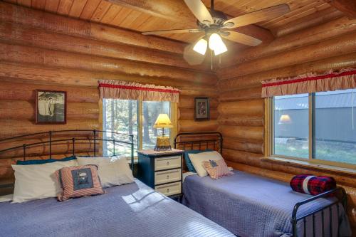 a bedroom with two beds in a log cabin at The InnLet - Comfy Cabin By Conkling Marina in Worley