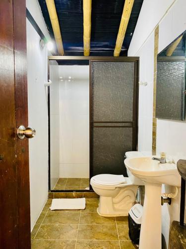 Ένα μπάνιο στο Hotel West California