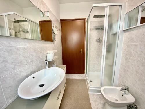 y baño con lavabo, ducha y aseo. en Malpensa Home Milan Lakes, en Case Nuove