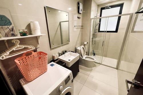La petite salle de bains est pourvue d'un lavabo et de toilettes. dans l'établissement Poolside Haven: 2BR Garden Oasis, à Johor Bahru