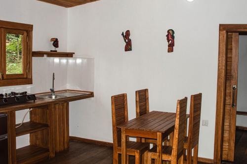 a kitchen with a table and chairs and a sink at ECO-POR in Rio do Ouro