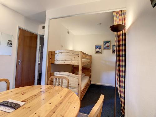 - une salle à manger avec une table et des lits superposés dans l'établissement Charmant studio balcon nord, proche commerces et pistes, résidence avec ascenseur - Fontcouverte - FR-1-417-14, à La Toussuire