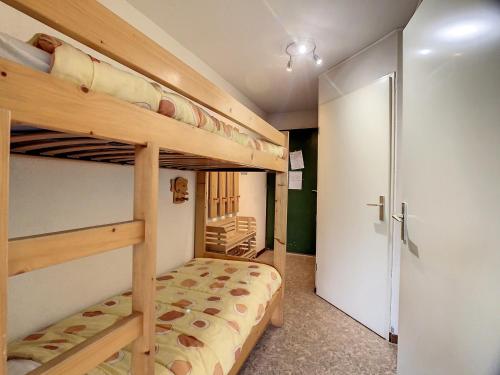 ラ・トゥッスイールにあるAppartement La Toussuire, 2 pièces, 4 personnes - FR-1-417-18のベッドルーム1室(二段ベッド2組付)、廊下が備わります。