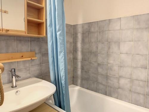 une salle de bain avec un lavabo et une baignoire dans l'établissement Appartement cosy 4 pers avec balcon sud à La Toussuire, proche commerces et pistes - FR-1-417-29, à La Toussuire