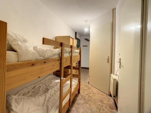 ラ・トゥッスイールにあるAppartement La Toussuire, 2 pièces, 6 personnes - FR-1-417-2の二段ベッド2組が備わる客室です。