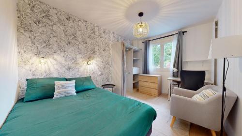 Un dormitorio con una cama verde y una silla en AUTHENTIQUE ROOM Chez Steve, en Chennevières-sur-Marne