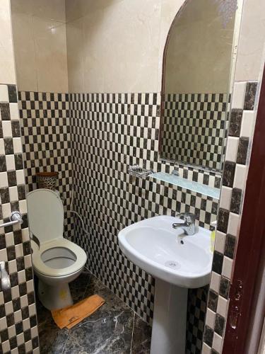 een badkamer met een wastafel en een toilet bij Riad salam agadir in Agadir