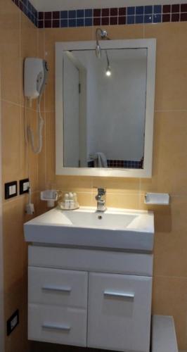 a bathroom with a white sink and a mirror at LA VlTA E' BELLA in Los Mameyes