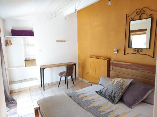 Ένα ή περισσότερα κρεβάτια σε δωμάτιο στο Auberge de Miélandre