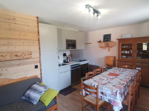 een keuken en eetkamer met een tafel en stoelen bij Appartement Valfréjus, 4 pièces, 8 personnes - FR-1-265-170 in Valfréjus