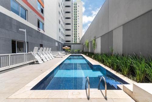 una piscina al lado de un edificio en Studio Design Próx ao Metrô Brás com piscina, en São Paulo