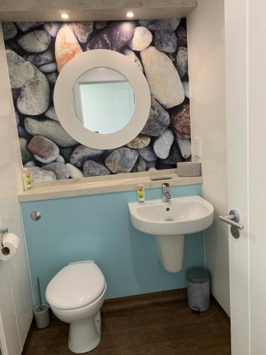 ein Bad mit einem Waschbecken und einem Spiegel in der Unterkunft Chalet 283 in Bridlington