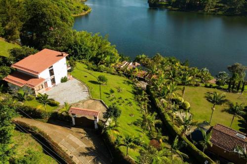- une vue aérienne sur une maison à côté d'un lac dans l'établissement La Villa, Espectaculares vistas al lago Peñol-Guatape, à Guatapé