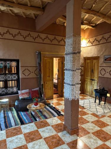 a living room with a couch and a table at Maison d'hôtes IZZA in Kalaat MGouna