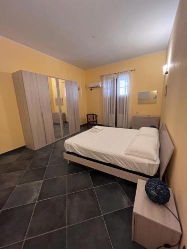 Un dormitorio con una cama y una mesa. en Appartamento Meli, en Mazara del Vallo