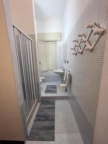 Baño pequeño con aseo y lavamanos en Appartamento Meli, en Mazara del Vallo
