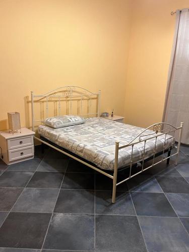 1 dormitorio con cama y mesita de noche en Appartamento Meli, en Mazara del Vallo