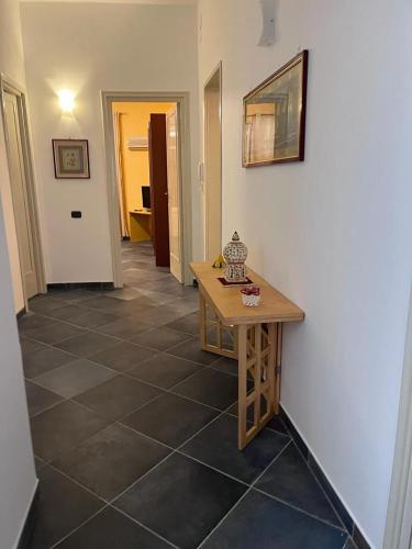 pasillo con mesa y suelo de baldosa en Appartamento Meli, en Mazara del Vallo