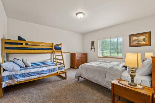 コー・ダレーンにあるMountain Home in Coeur d’ Aleneの二段ベッド2台と窓のある寝室