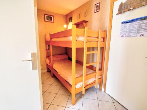 Cette petite chambre comprend des lits superposés. dans l'établissement Charmant studio près du centre de Morzine avec loggia et parking, idéal pour 4 personnes - FR-1-524-5, à Morzine