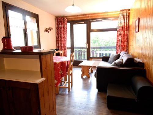 un salon avec un canapé et une table dans l'établissement Bel Appartement 40m², Proche Centre Morzine, 6 Pers., Balcons, Animaux Admis - FR-1-524-23, à Morzine
