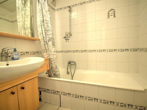 une salle de bain avec une baignoire et un lavabo dans l'établissement Appartement 2 pièces à Morzine, centre-ville, proche pistes, balcon sud, parking couvert, 6 couchages - FR-1-524-41, à Morzine