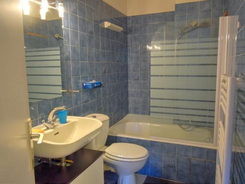 ein blau gefliestes Bad mit WC und Waschbecken in der Unterkunft Appartement Morzine, 3 pièces, 6 personnes - FR-1-524-72 in Morzine