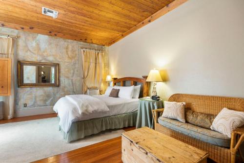 a bedroom with a bed and a couch at Crystal River Inn in San Marcos