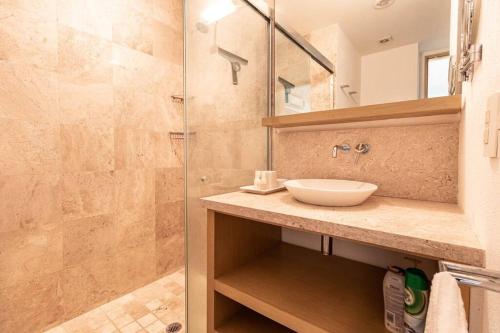 y baño con lavabo y ducha. en Your Luxury Oasis at Tahéima en Nuevo Vallarta 