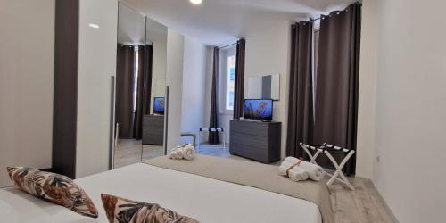 um quarto com 2 camas e um espelho grande em Dani's House em Cagliari