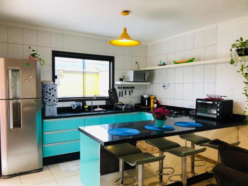 een keuken met blauwe kasten en een aanrecht bij Casa riviera in Paraty
