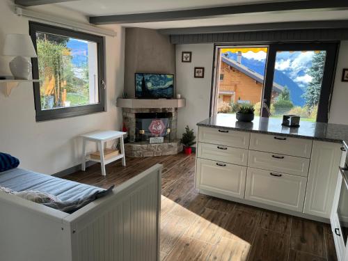 1 dormitorio con 1 cama y chimenea en una habitación en Appartement 2-pieces à Verbier en Verbier