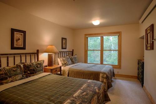 um quarto com 2 camas e uma janela em 3 Bedroom Condo- Blackfoot 322 em Driggs
