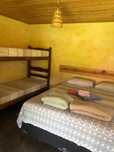Łóżko lub łóżka piętrowe w pokoju w obiekcie Fazendinha da Canastra