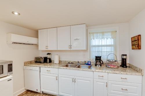 Gallery image of Old Hickory Hideout Charming Apt with Deck! in Old Hickory