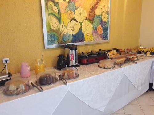 einen Tisch mit etwas Essen darüber in der Unterkunft HOTEL VEREDAS in Monsenhor Paulo