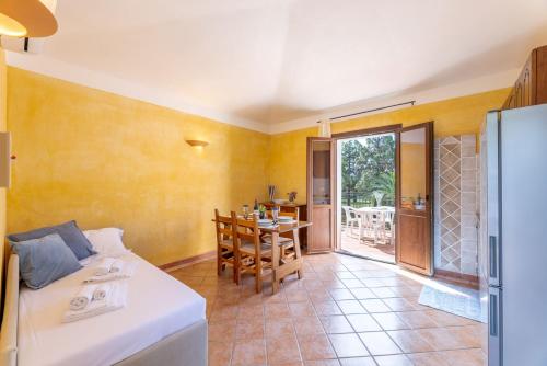 Ένα ή περισσότερα κρεβάτια σε δωμάτιο στο Apartments in residence with swimming pool in Santa Margherita di Pula, 250 meters from the sea